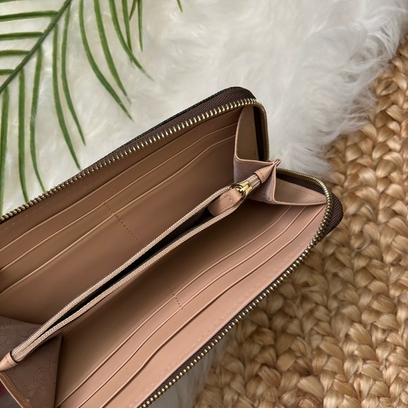 MICHAEL KORS Logo Zip Around Wallet NWT - Picture 7 of 7